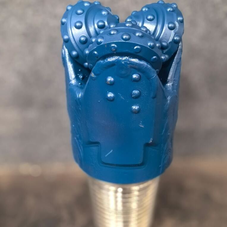 5.5 اینچ IADC637 حفاری افقی جهت دار Tricone Rock Drill Bit برای شکل گیری سخت