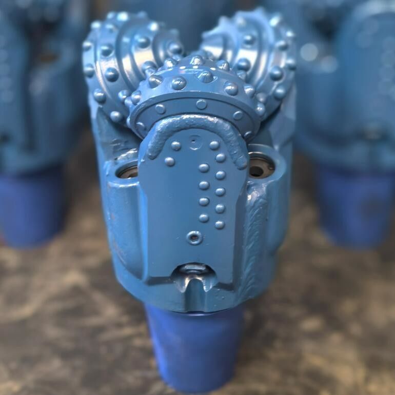 5.5 اینچ IADC637 حفاری افقی جهت دار Tricone Rock Drill Bit برای شکل گیری سخت